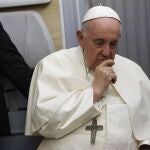 El Papa, ayer, a bordo del avión en el que volvió a Roma, donde charló con los periodistas
