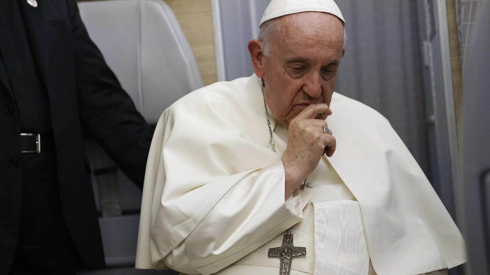 El Papa, ayer, a bordo del avión en el que volvió a Roma, donde charló con los periodistas
