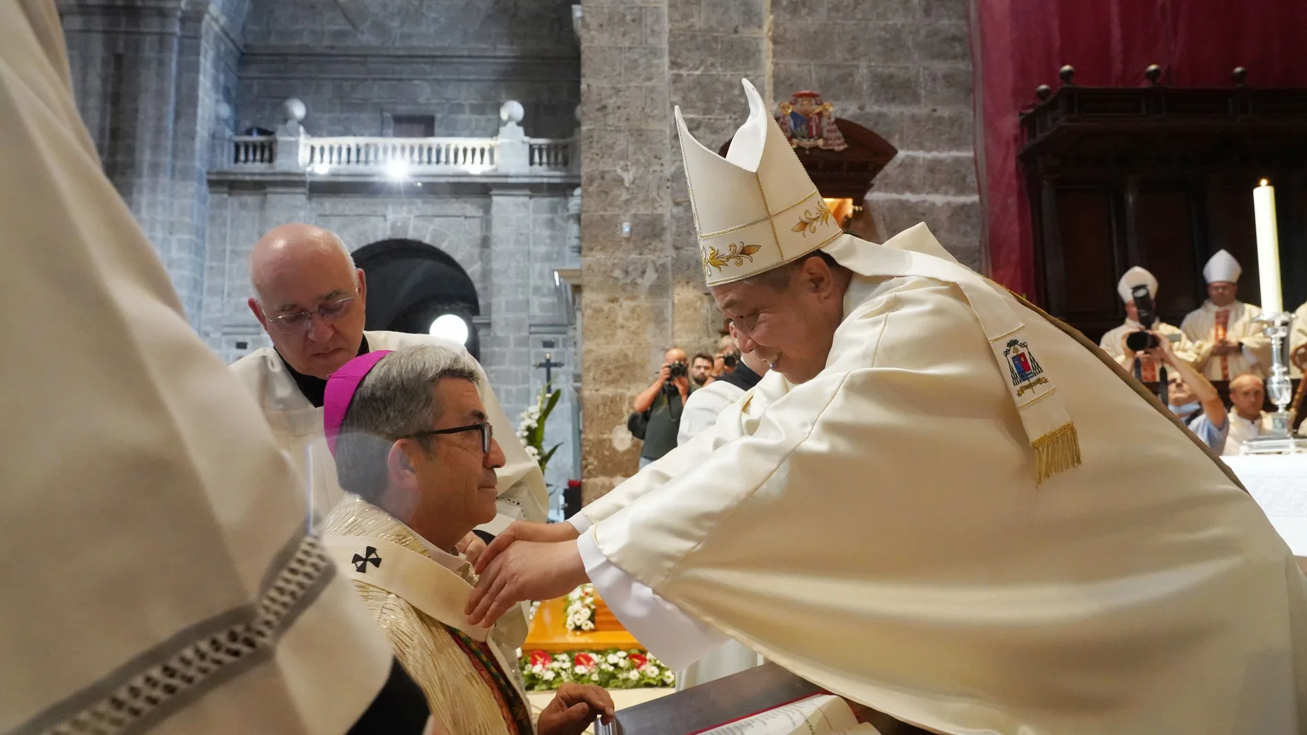 El arzobispo electo de Valladolid, Luis Arguello, toma posesión de la Archidiócesis