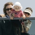 La Reina Sofía, junto a Doña Letizia y la princesa Leonor, a bordo del yate 'Fortuna'. EFE