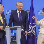Los ministros de Exteriores de Finlandia, Pekka Haavisto, y Suecia, Ann Linde, junto al secretario general de la OTAN, Jens Stoltenberg, en julio en Bruselas