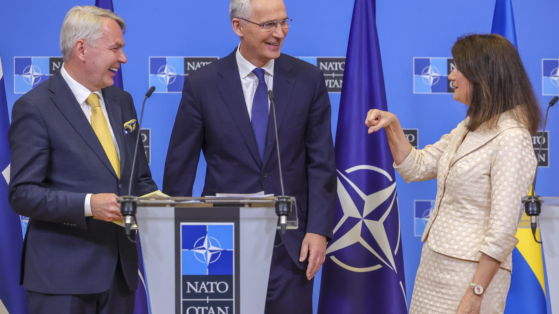 Los ministros de Exteriores de Finlandia, Pekka Haavisto, y Suecia, Ann Linde, junto al secretario general de la OTAN, Jens Stoltenberg, en julio en Bruselas