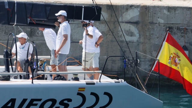 Felipe VI, a bordo del Aifos 500 saliendo de Porto Pí