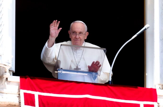 El Papa se asoma al balcón de San Pedro del Vaticano durante el rezo del Angelus del pasado domingo