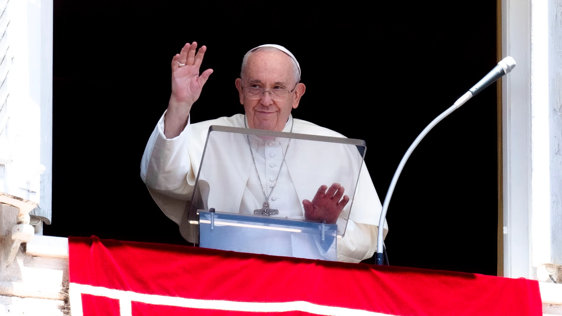 El Papa se asoma al balcón de San Pedro del Vaticano durante el rezo del Angelus del pasado domingo