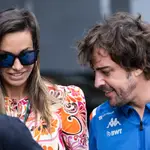 Fernando Alonso junto a la periodista Andrea Schlager
