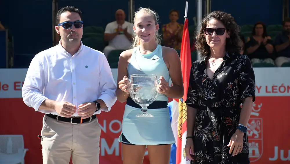 EL ESPINAR(SEGOVIA), 31/07/2022.- La tenista Rusa Mirra Andreeva, de 15 años, se ha impuesto a la española Eva Guerrero en la final femenina del Open Castilla y León Villa de El Espinar este domingo, recibe el premio de manos de la dictora del torneo, Virginia Ruano, y del alcalde de El Espinar, Javier Figueredo. EFE/Pablo Martín