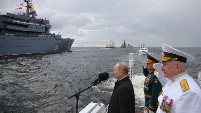 Vladimir Putin pasa revista en San Petersburgo a los buques de la Armada rusa en la parada militar celebrada hoy, 31 de julio