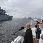 Vladimir Putin pasa revista en San Petersburgo a los buques de la Armada rusa en la parada militar celebrada hoy, 31 de julio