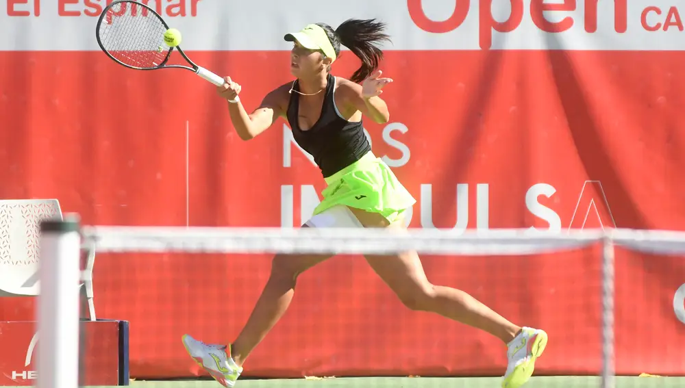 EL ESPINAR(SEGOVIA), 31/07/2022.- La tenista española Eva Guerrero devuelve una bola a la española a a tenista Rusa Mirra Andreeva, durante la final femenina del Open Castilla y León Villa de El Espinar, durante el partido celebrado esta domingo que quedó suspendido por la lluvia ayer sábado. EFE/Pablo Martín