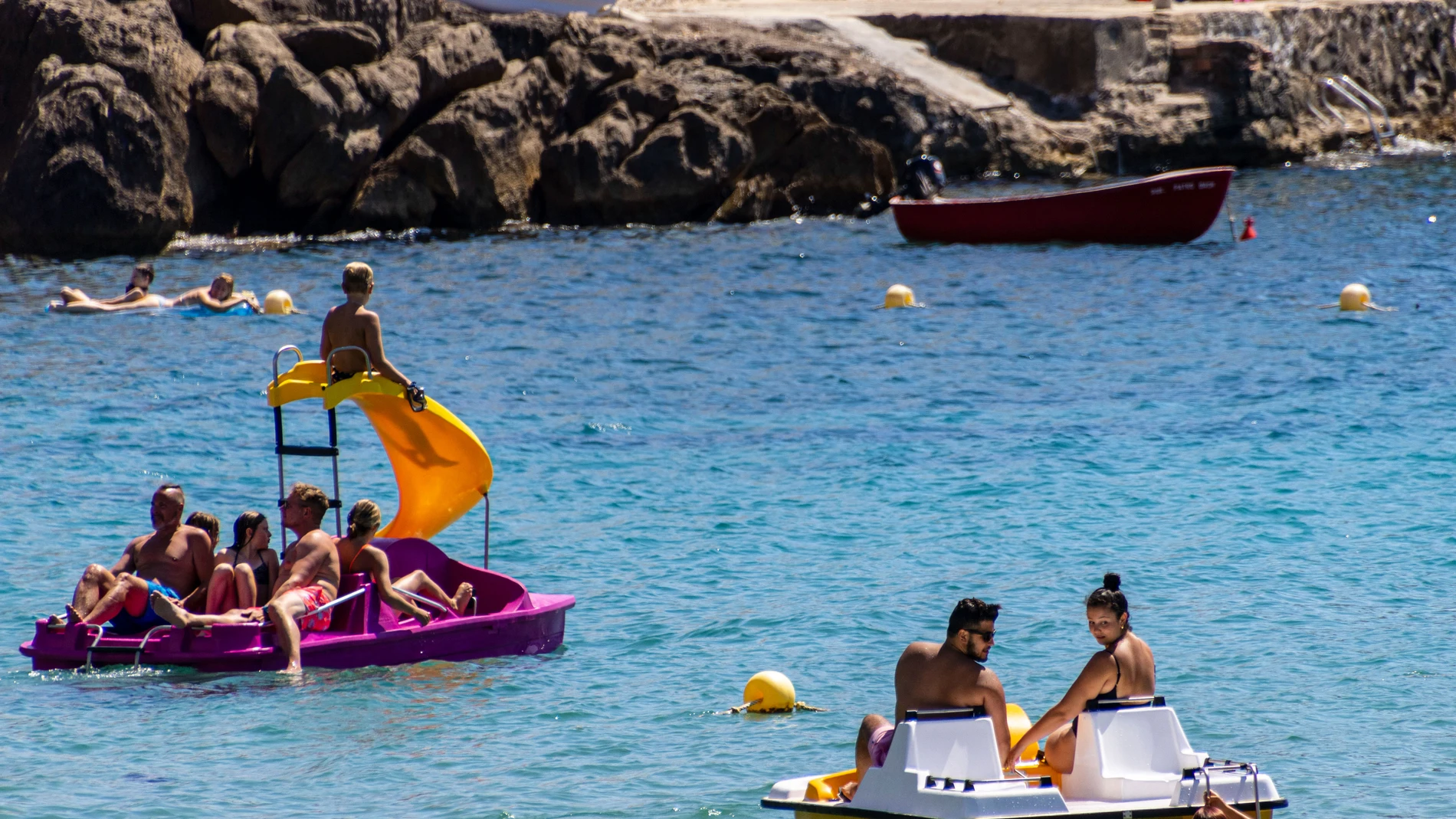 Turistas en la playa de es Geperut en Sant Elm, Mallorca