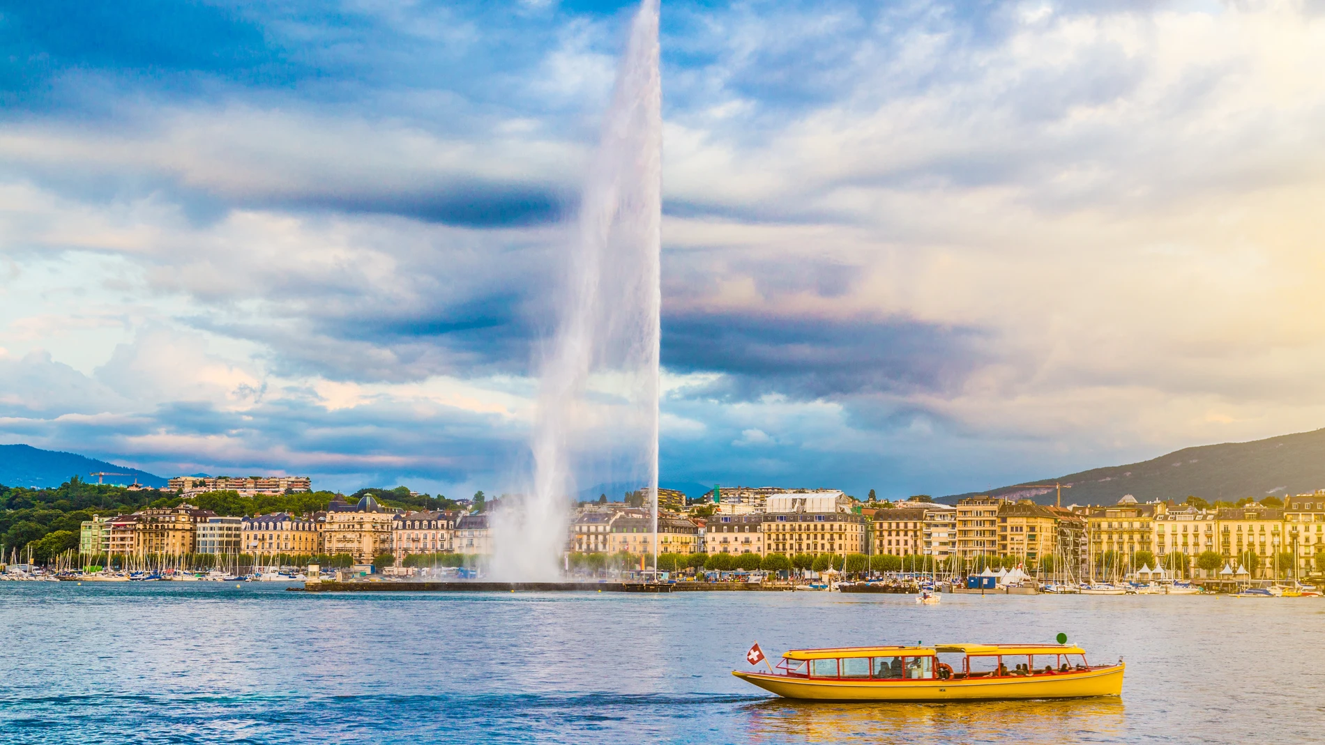 Panorámica de Ginebra desde el lago con la famosa fuente al fondo