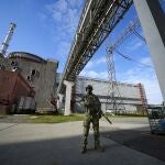 Un ruso vigila la central nuclear de Zaporiyia