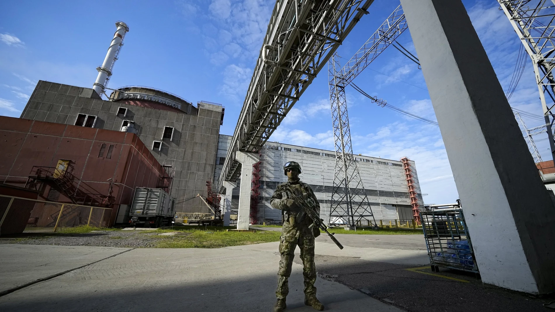 Un ruso vigila la central nuclear de Zaporiyia