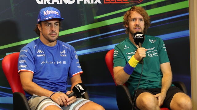Fernando Alonso, con Sebastian Vettel, el piloto al que va a sustituir en Aston Martin