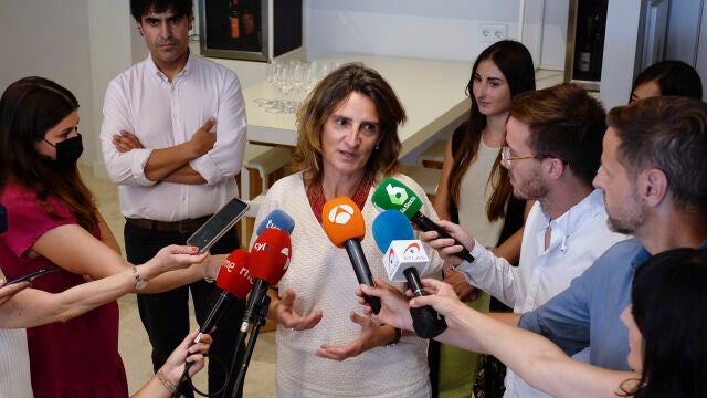 La vicepresidenta y ministra para la Transición Ecológica y el Reto Demográfico, Teresa Ribera, atiende a los medios
