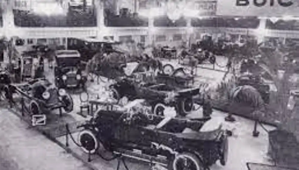 Exposición de coches en el Palacio del Hielo y del Automóvil