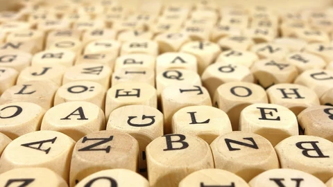 Cubos de madera con letras