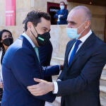 El presidente de la Junta, Juanma Moreno, saluda a el Alcalde de Sevilla, Antonio Muñoz. Joaquin Corchero / Europa Press (Foto de ARCHIVO)