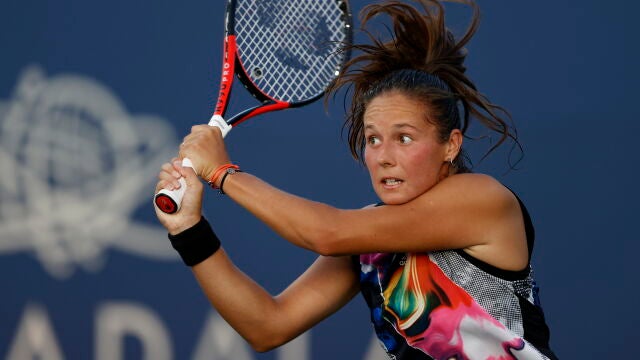 Daria Kasatkina golpea un revés a dos manos en el torneo de San José