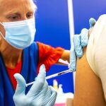 Una empleada de GGD Haaglanden vacuna a un cliente contra la viruela del mono, el lunes 1 de agosto en Haaglanden, Países Bajos, donde la vacunación de grupos de riesgo ha comenzado en algunas regiones