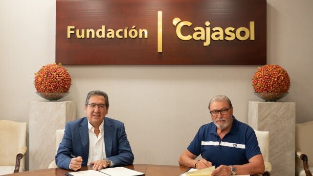 Antonio Pulido, presidente de la Fundación Cajasol, y Juan Bautista, secretario general de UGT Sevilla, en la firma del convenio