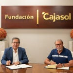 Antonio Pulido, presidente de la Fundación Cajasol, y Juan Bautista, secretario general de UGT Sevilla, en la firma del convenio