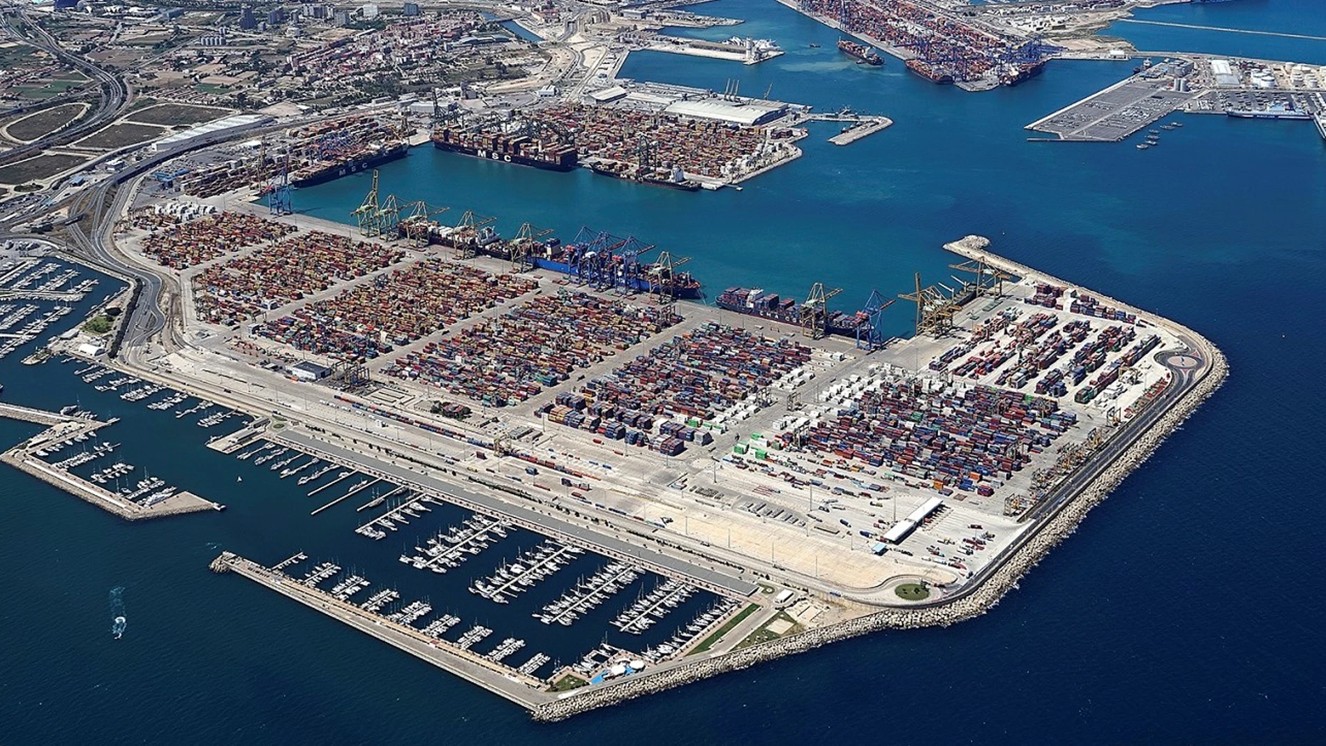 El Puerto de València ha sacado a licitación por 3 millones de euros de presupuesto base, incluido el mantenimiento durante cuatro años, su primera instalación fotovoltaica