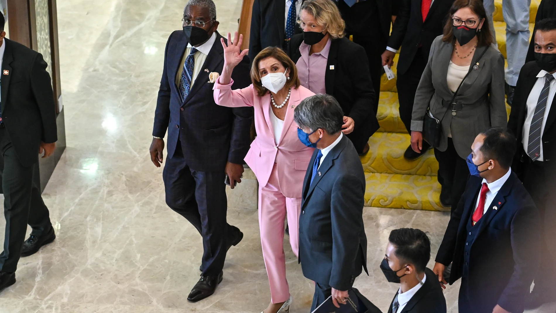 La portavoz de la Cámara de Representantes, Nancy Pelosi, en Kuala Lumpur, antes de partir hacia Taiwán