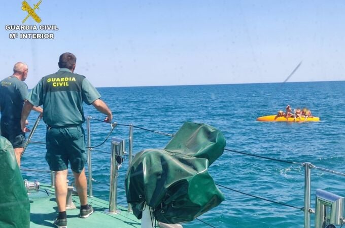 Rescatada en el mar a una familia a la deriva tras naufragar su embarcación en Santa Pola