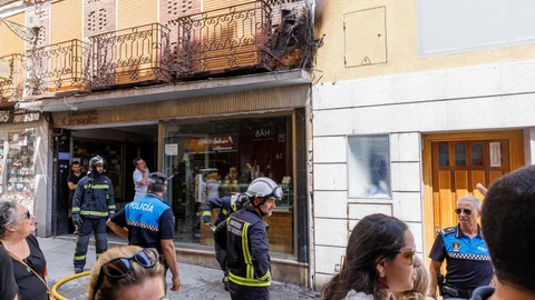Un cortocircuito provoca un incendio en una c�ntrica calle de Segovia