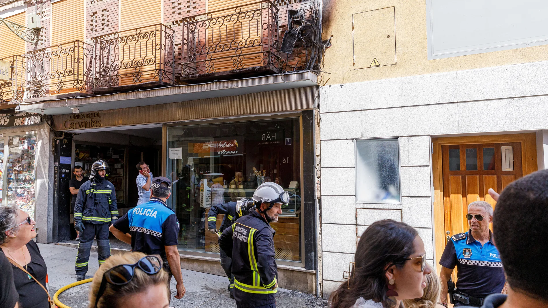 Un cortocircuito provoca un incendio en una c�ntrica calle de Segovia