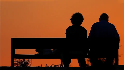 Una pareja de jubilados disfruta del atardecer en Alicante