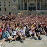 Varios de los jóvenes peregrinos, ayer, a su llegada a la Plaza del Obradoiro, en Santiago de Compostela
