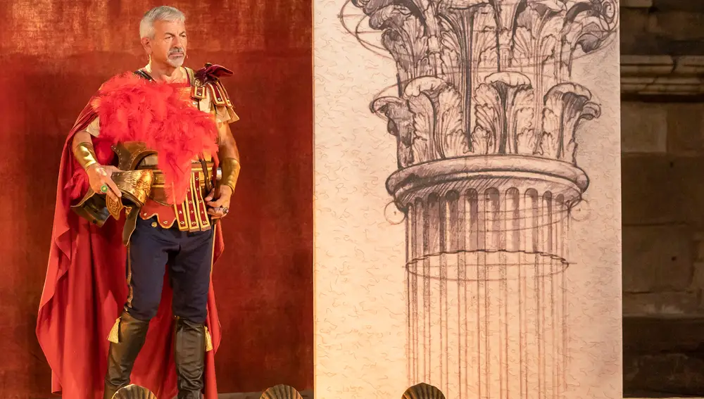 Carlos Sobera da vida a un militar fanfarrón al que le tienen ganas el resto de personajes en "Miles Gloriosus" de Plauto, una obra que llega al Festival de Teatro Clásico de Mérida