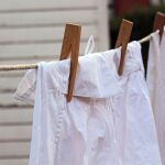 ¿Es posible reparar la ropa manchada con lejía? La respuesta es sí y solo necesitas mezclar dos ingredientes