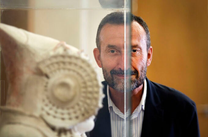 El alcalde de Elche, Carlos González, posa frente a una reproducción del busto ibero