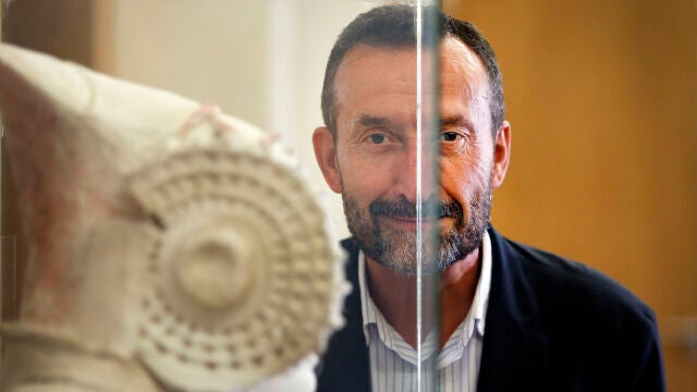 El alcalde de Elche, Carlos González, posa frente a una reproducción del busto ibero