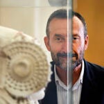 El alcalde de Elche, Carlos González, posa frente a una reproducción del busto ibero