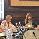 La presidenta del Parlament, Laura Borràs, junto a la vicepresidenta Alba Vergés y el secretario primero, Ferran Pedret, en la reunión de la Mesa de 26 de julio de 2022.