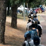 En la imagen, casi un centenar de personas hacen cola para recibir la vacuna contra la viruela en Los Angeles