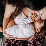 Una madre amamantando a su bebé