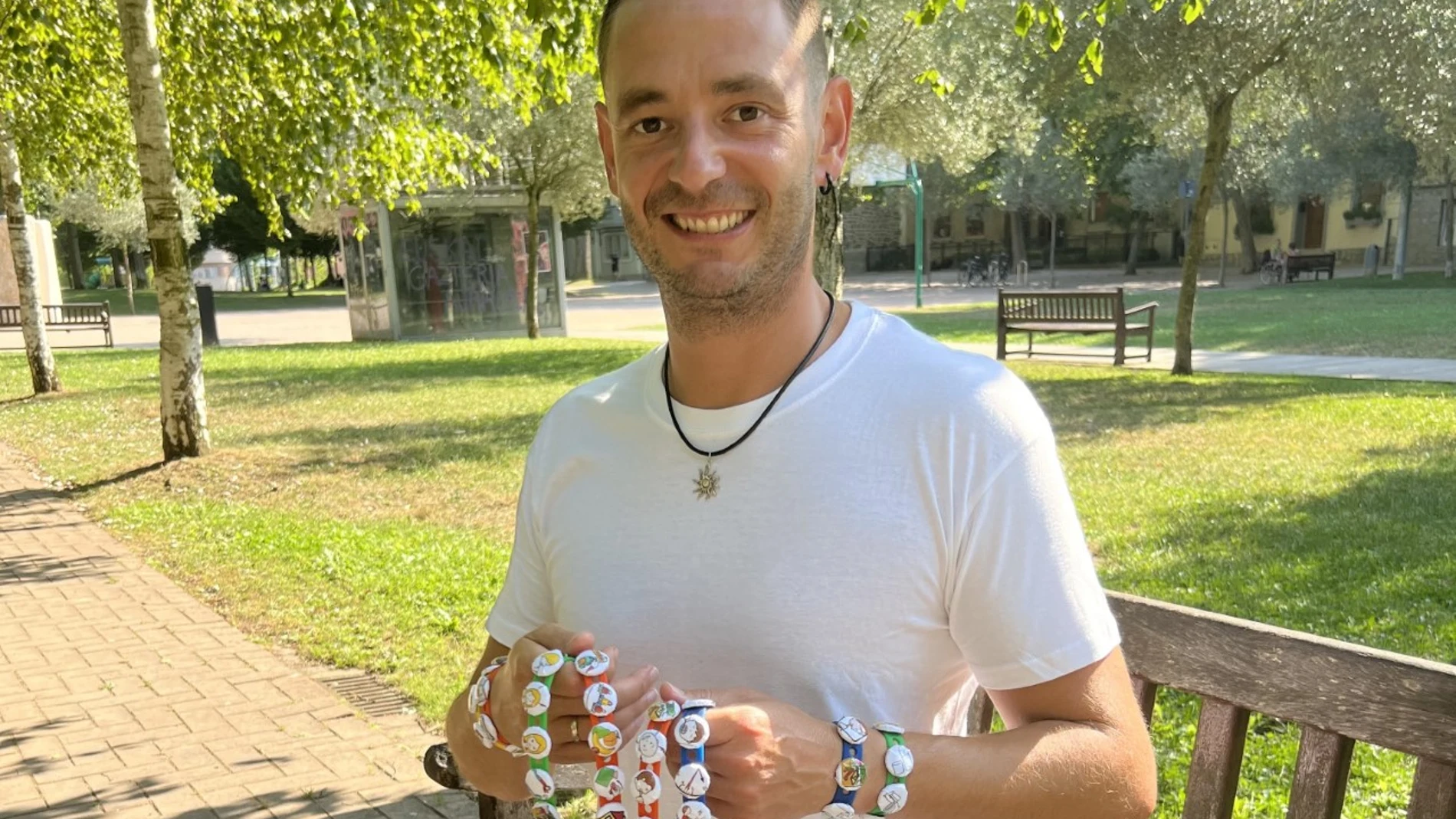 Jaime Brea, profesor del colegio Niño Jesús de Vitoria, posa con las pulseras que ha patentado
