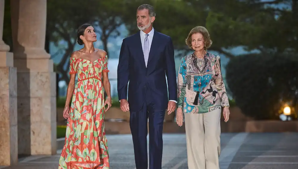 Los Reyes de España, Felipe Vi y Letizia Ortíz junto con Reina Sofía, en la recepción ofrecida a las autoridades de las Islas Baleares y a una representación de la sociedad balear en el Palacio de Marivent