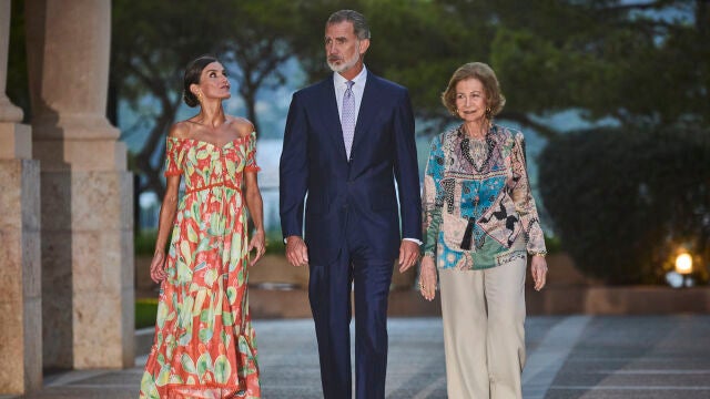 Los Reyes de España, Felipe Vi y Letizia Ortíz junto con Reina Sofía, en la recepción ofrecida a las autoridades de las Islas Baleares y a una representación de la sociedad balear en el Palacio de Marivent