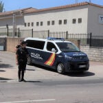 Los dos investigados fueron conducidos a prisión en un furgón policial, en la imagen, tras su comparecencia ante la juez el pasado jueves