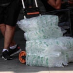 Un repartidor lleva una carretilla cargada con bolsas de hielo a un bar este jueves en Valencia