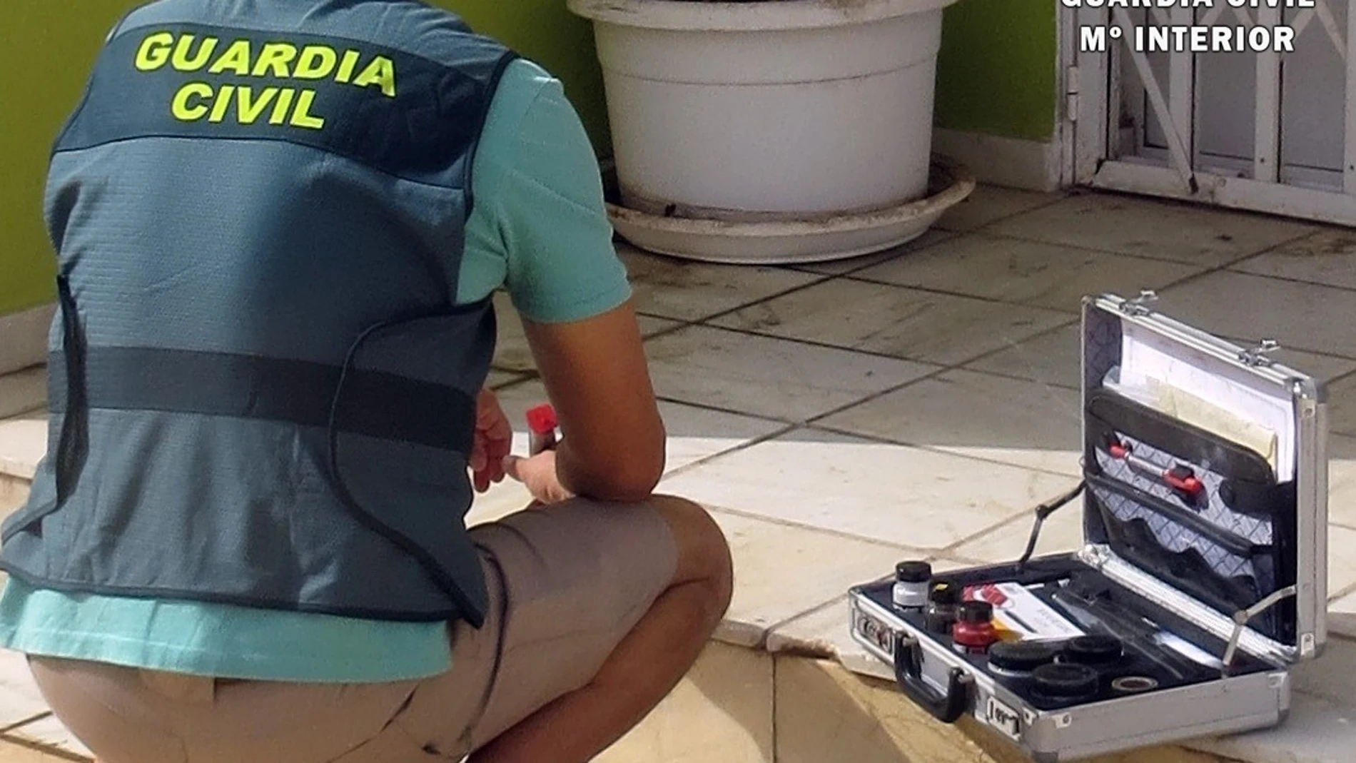 Un agente de Guardia Civil recoge vestigios del apuñalamiento de un hombre a las puertas de un club cannábico de Almería. GUARDIA CIVIL