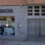 Exterior de la farmacia de Ávila que sufrió el ataque