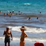 Cientos de turistas disfrutan del Sol y el mar en la playa del Postiguet de Alicante. Continúa la alerta Sanitaria en la Comunitat Valenciana por temperaturas diurnas extremas y noches por encima de los 25 grados